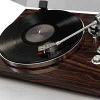 Akai BT-500, un giradiscos Bluetooth con el que pasar tus vinilos a formato digital 