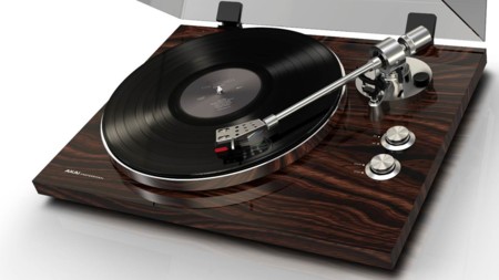 Akai BT-500, un giradiscos Bluetooth con el que pasar tus vinilos a formato digital
