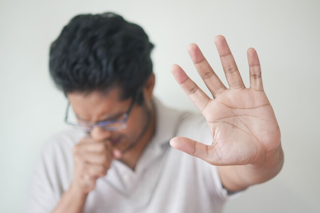 Hombre tapándose la nariz