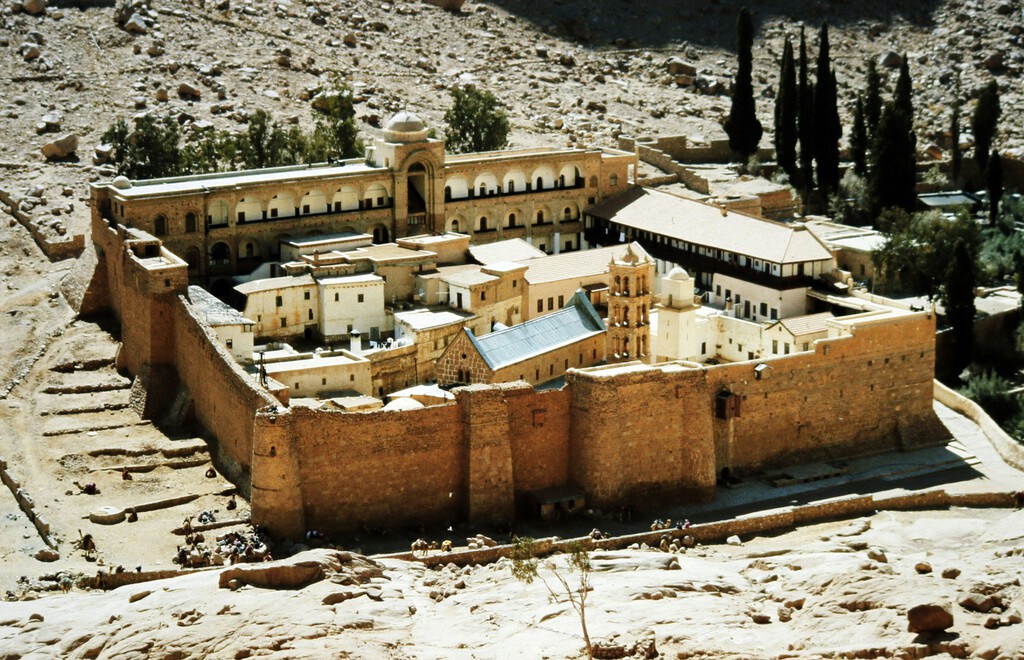 El monte Sinaí se las prometía felices como lugar sagrado. Hasta que Egipto se dio cuenta de que es un filón turístico 