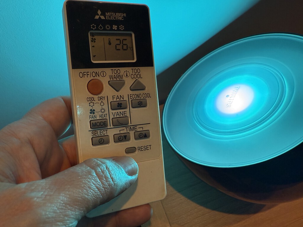 El aire acondicionado tiene un botón para resetearlo. Y tienes que hacerlo en estas situaciones