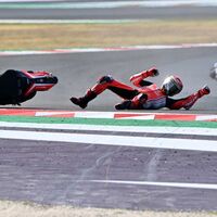 Una lámina de la visera de un casco paró la moto de Jack Miller y pudo causar también la caída de Pecco Bagnaia