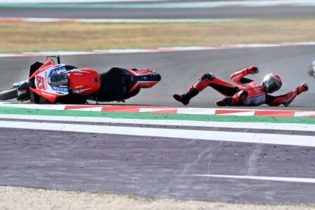 Una lámina de la visera de un casco paró la moto de Jack Miller y pudo causar también la caída de Pecco Bagnaia