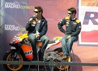 Baño de multitudes en Madrid, con los pilotos Repsol