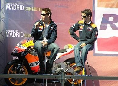 Baño de multitudes en Madrid, con los pilotos Repsol