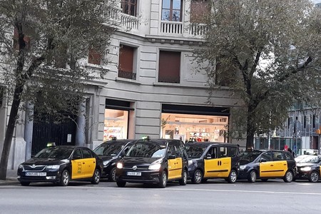 Los taxistas levantan la huelga en Barcelona tras una reñidísima votación que divide el sector en dos