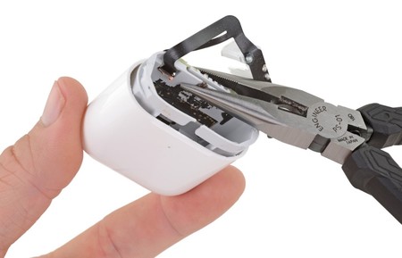 iFixit revela lo obvio en el despiece de los AirPods: no se pueden reparar