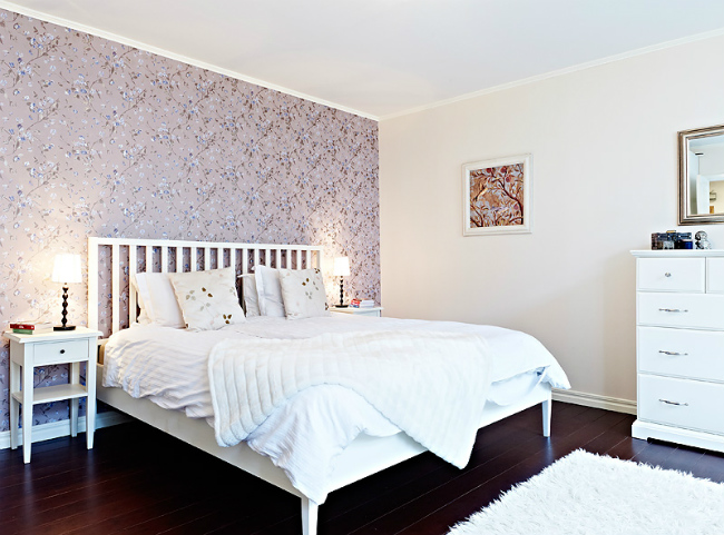 Puertas abiertas: un dormitorio con pared de impacto de flores