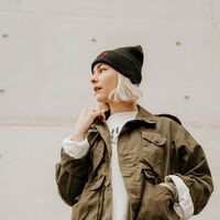 Adolfo Domínguez, Tommy Hilfiger o Levi's: siete chaquetas de mujer rebajadas en El Corte Inglés para no pasar frío este otoño