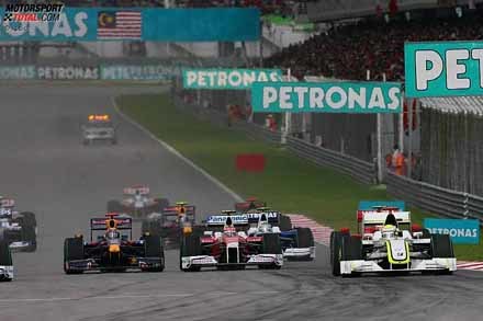 Jenson Button gana una carrera caótica y esperpéntica