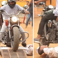 Un indio ha dejado que le atropellen 376 motos de 250 kilos para batir un récord Guinness. Y sigue vivo