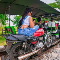 Motos empujando carros sobre vías de tren: el único medio de transporte cuando se acaban las carreteras