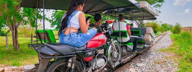 Motos empujando carros sobre vías de tren: el único medio de transporte cuando se acaban las carreteras 