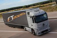 Video: ¿Un trailer que se maneja solo? Sí, es de Mercedes-Benz.