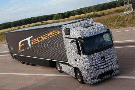 Video: ¿Un trailer que se maneja solo? Sí, es de Mercedes-Benz.