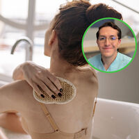 Rafael García, dermatólogo: "Para bañarte, la fricción con la palma de tu mano es suficiente; la piel no se talla" 