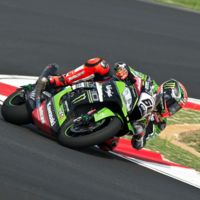 Tom Sykes se lleva una nueva victoria en Donington Park. Ya van siete seguidas