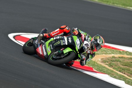 Tom Sykes se lleva una nueva victoria en Donington Park. Ya van siete seguidas