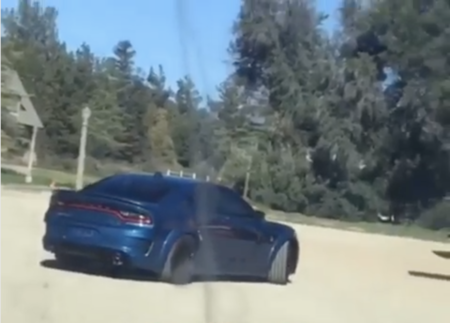 Filtrado: el Dodge Charger Widebody es captado sin camuflaje mientras graba un comercial