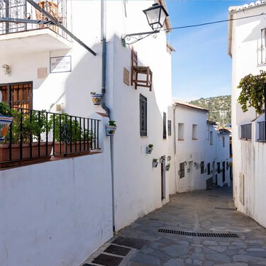 El 'bosque de cobre' se puede visitar en Andalucía: uno de sus pueblos blancos que parece olvidado por los turistas