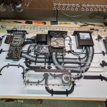 Único en el mundo: un ingeniero dedicó un año entero a integrar su PC en una mesa de escritorio 