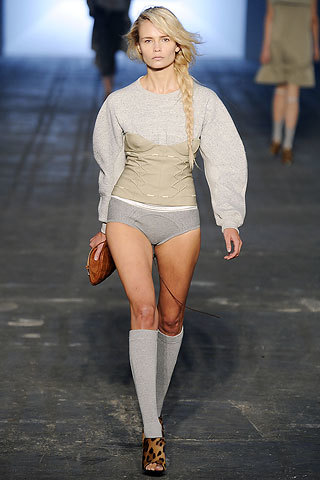 Largas trenzas por Alexander Wang para la Primavera-Verano 2010