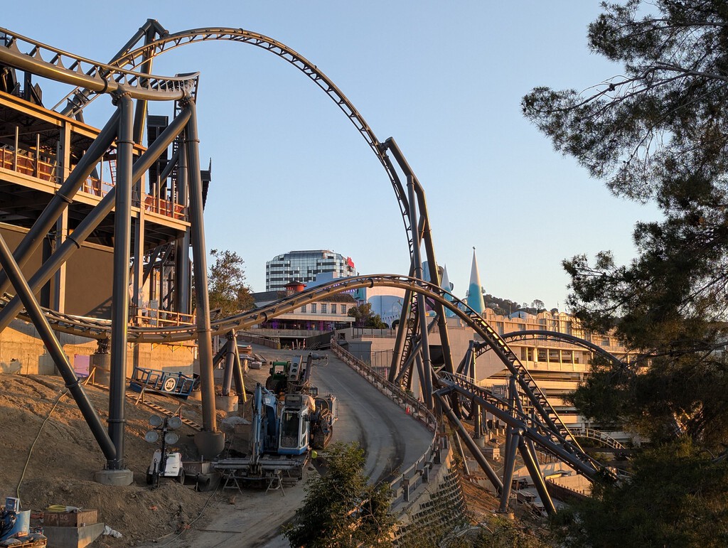 Universal gastó años para construir una montaña rusa silenciosa Fast & Furious. Entonces subieron los pasajeros y empezó el problema