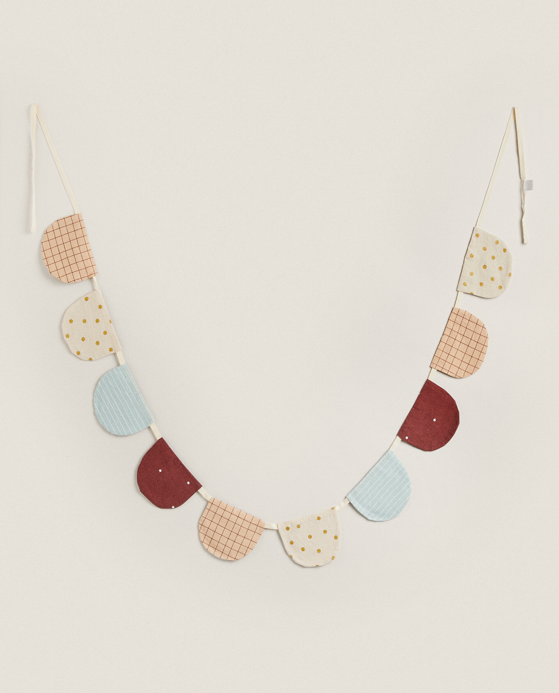 Guirnalda que viene acompañada con bolsa para guardarla