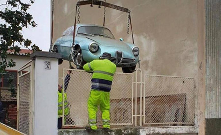Alguien ha pagado medio millón de euros por este Alfa Romeo Giulietta SZ que ha estado 35 años cogiendo polvo