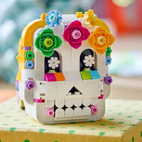 Esta hermosa calavera decorativa de LEGO para tu altar de Día de Muertos ya tiene precio de remate en México 