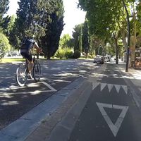 Los ciclistas que no usan el carril bici llevan la razón: es hasta un 30% más lento que ir por la calzada