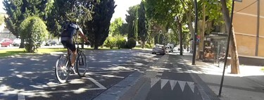 Los ciclistas que no usan el carril bici llevan la razón: es hasta un 30% más lento que ir por la calzada