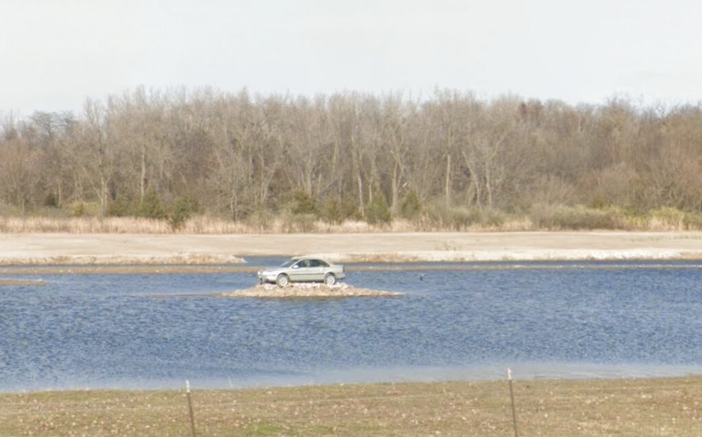 En 2012 alguien aparcó su Volvo en medio de una mina inundada y ahí lo dejó. Se convirtió en una isla que sale en Google Maps