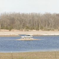 Hace 13 años se le ocurrió la idea más absurda posible para que hablaran de él: aparcar su Volvo en medio de un lago. Ha conseguido hasta salir en Google Maps