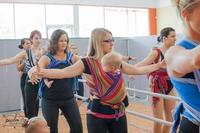 Mamás porteadoras: a clase de ballet con sus bebés