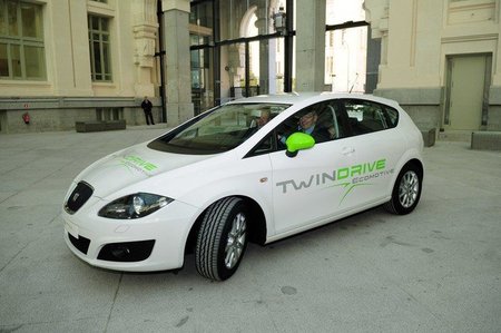 Madrid recibe dos SEAT León híbridos para pruebas