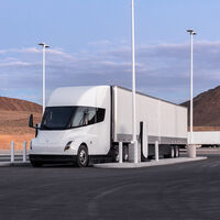 Han pasado cinco años desde que Elon Musk anunció al Tesla Semi. Ha empezado a fabricarlo ahora; para venderlo aún queda