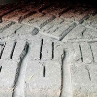 Se compra una Tesla Cybertruck de tres toneladas y 845 CV y se sorprende de que los neumáticos le duren un suspiro: 10.000 km y están para tirar 