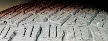 Se compra una Tesla Cybertruck de tres toneladas y 845 CV y se sorprende de que los neumáticos le duren un suspiro: 10.000 km y están para tirar 