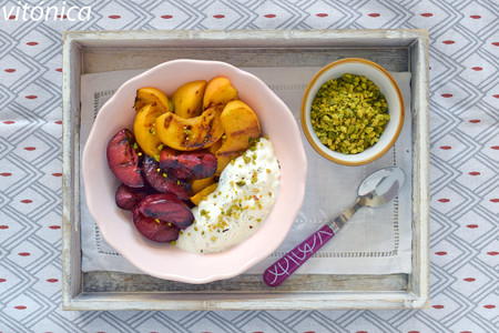 Fruta de verano a la parrilla con labneh de kéfir: receta saludable de postre o desayuno