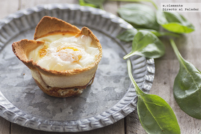 Huevos al horno en tartaleta de pan, la receta de aperitivo que te va a conquistar