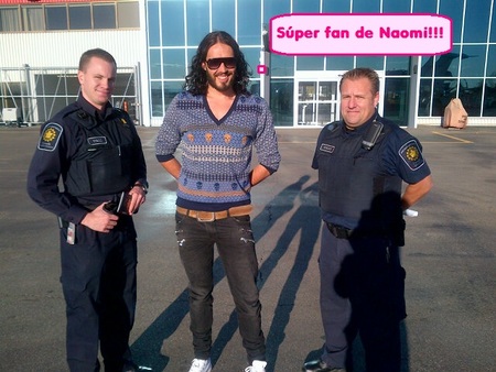 Russell Brand se marca un Naomi, ¡¡¡móvil va!!!!
