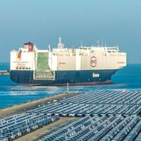 Europa tiene que tomar ya una decisión vital para la supervivencia de la industria: poner aranceles a China o dejar que sus coches invadan Europa 