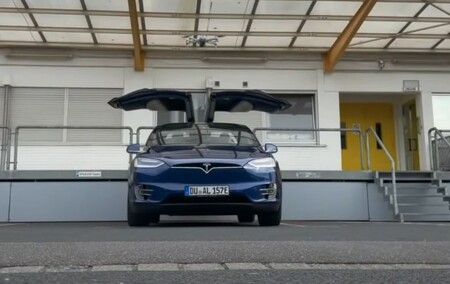 Un equipo de hackers demuestra que es posible 'atacar' un Tesla Model X con un dron