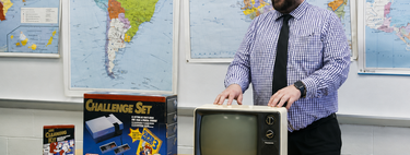 Un profesor ha pedido a sus alumnos conectar una Nintendo NES a una vieja televisión: "¿Cómo se conecta esto?"