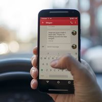 La DGT no rebajará la tasa de alcohol, pero elevará en hasta 6 puntos chatear por el móvil en el coche