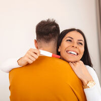 El emotivo momento en el que tras tanto tiempo esperándolo, por fin aparecen las dos rayas en el test de embarazo 