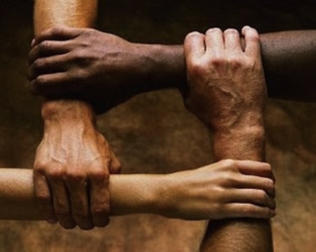 El equivalente sociobiológico de la ecuación de Einstein o el origen de la bondad humana