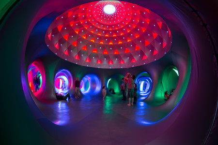 Navidad en Madrid: “Katena”, una gran escultura visitable hecha de color, geometría y luz