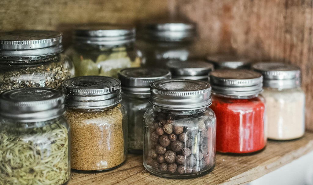 Las pastillas para limpiar las dentaduras postizas sirven para limpiar botellas muy bien: el truco ideal cuando vas de viaje